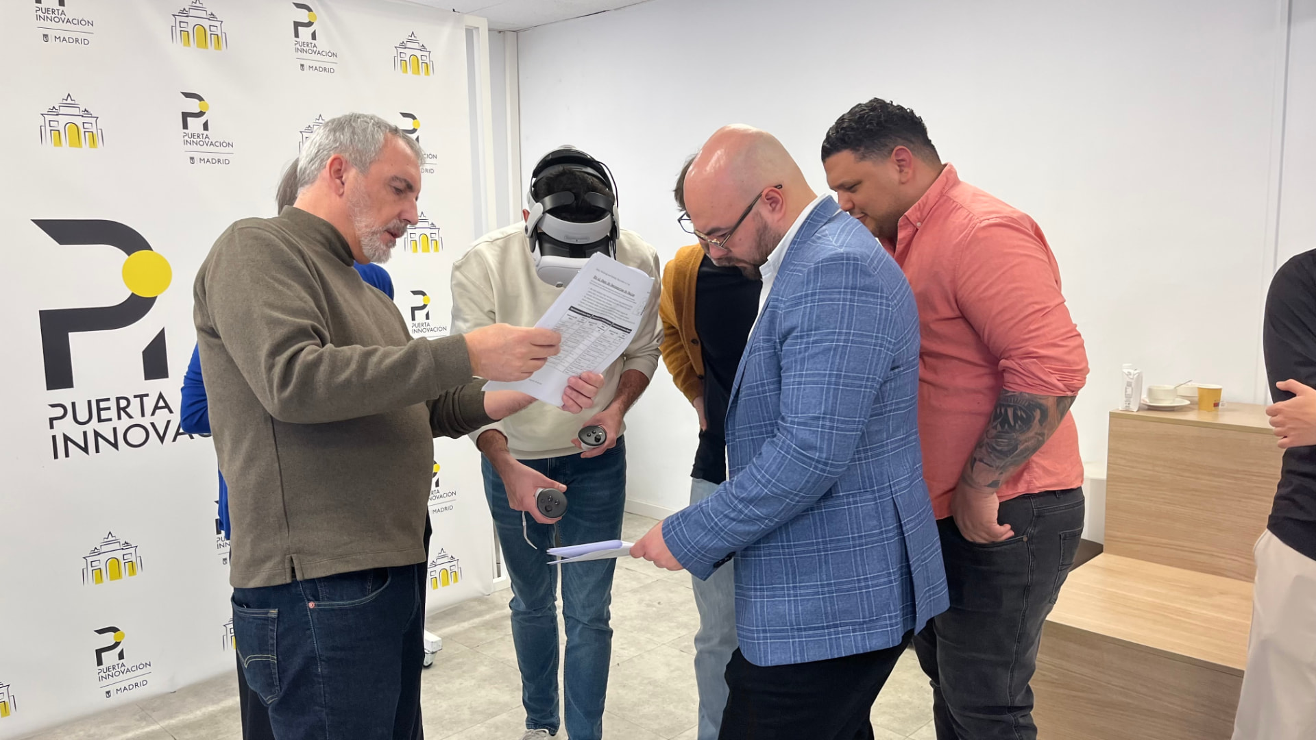 Equipo corporativo participando en una experiencia de teambuilding con VR inmersivo